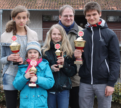 Mit einem Pokal belohnt::Amina Sherif, Elizabeth Kublanov, Laura Möller (Trainer Joachim Görke) und Jerome Neumair (v.l.n.r.)