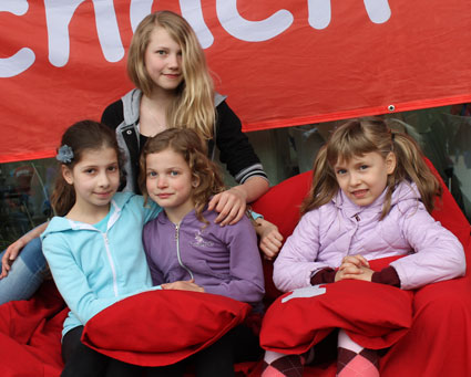 Unsere erfolgreichen Mädchen: Dana Berelowitsch, Laura Möller (stehend), Elizabeth Kublanov und Luisa Bashylina