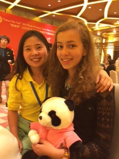 Amina mit Freundin und Panda