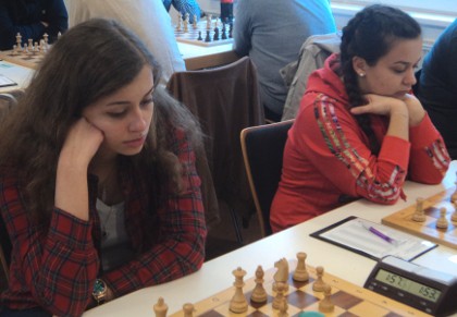 Zwei der sechs mitspielenden Damen:Amina Sherif und Rozafa Rahimi